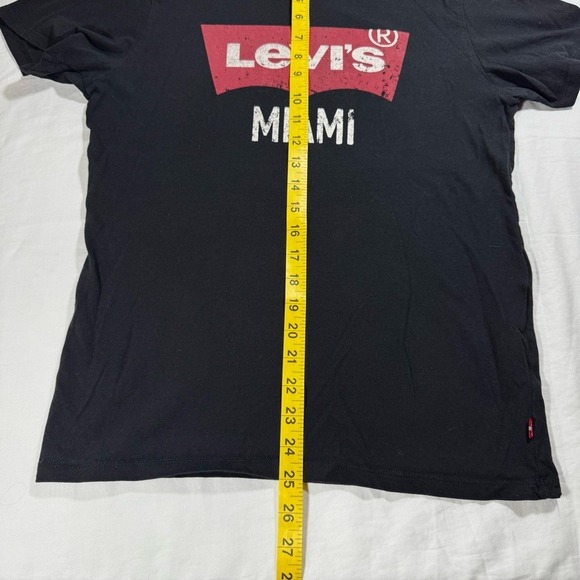 Levi's Classic Women's Black Tee with Red Logo Size Small - Picture 5 of 5
